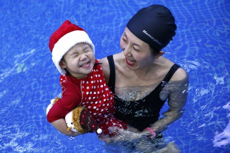 情境照，與本文無關。圖為萌娃在龍格親子游泳俱樂部水中迎聖誕。 中新社