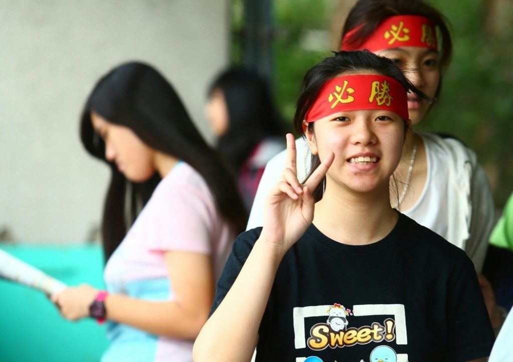 國中會考生生們在頭上綁著「必勝」的頭巾，祈求能有好成績。坌報資料照／記者余承翰攝影